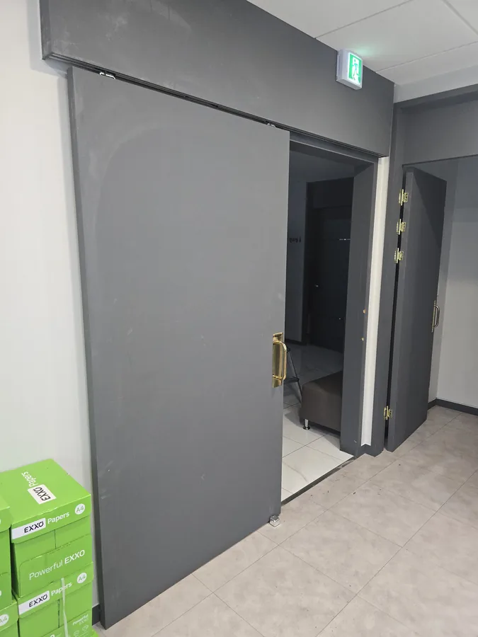 인천 아파트 현관 중문 수리 전 문이 열려 있는 모습