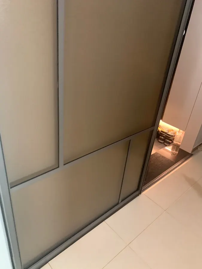 슬라이딩도어 레일과 프레임 구조 참고 이미지